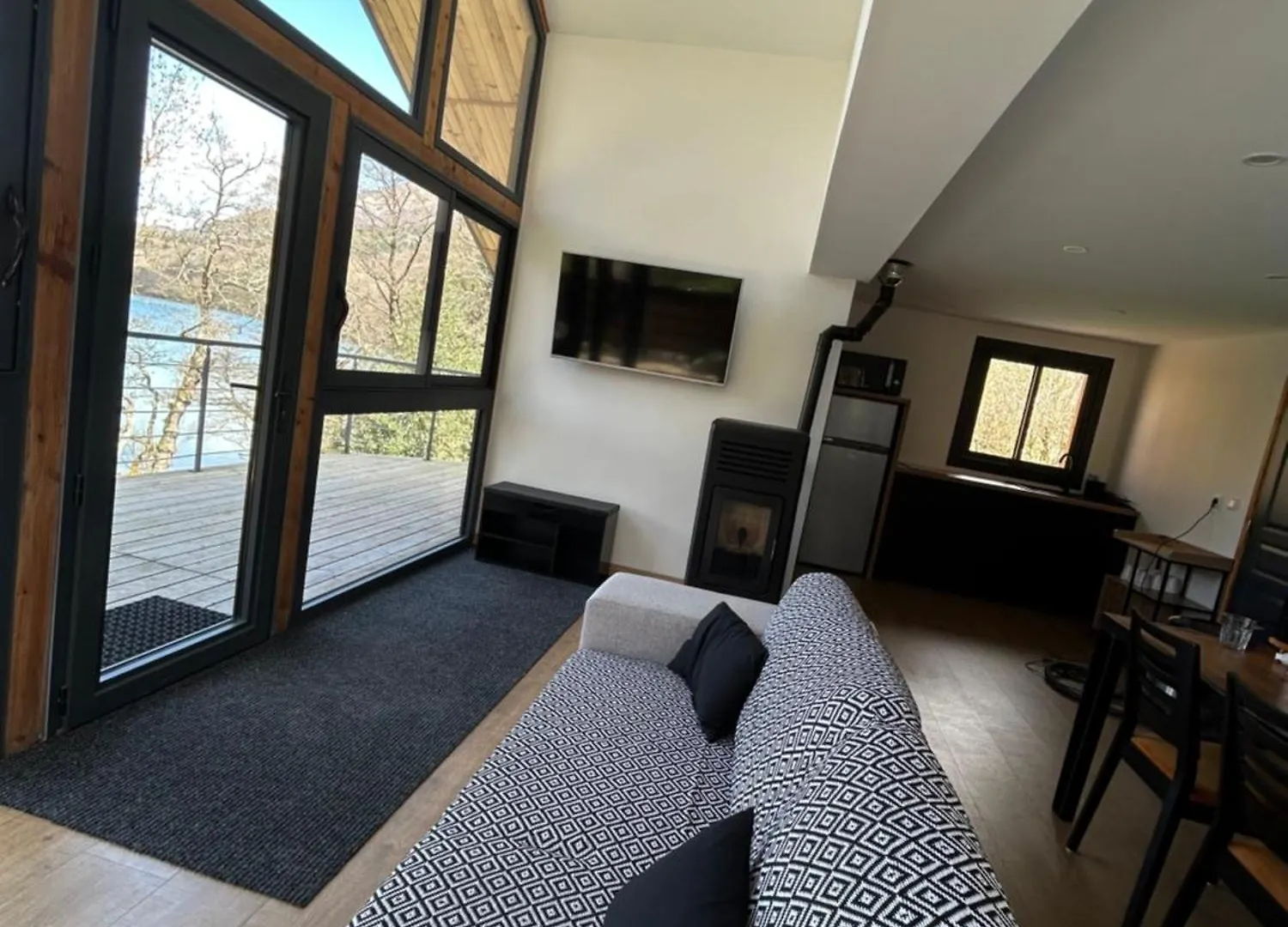 Le Chalet Avec Sa Plage Privee Saint-Theoffrey France